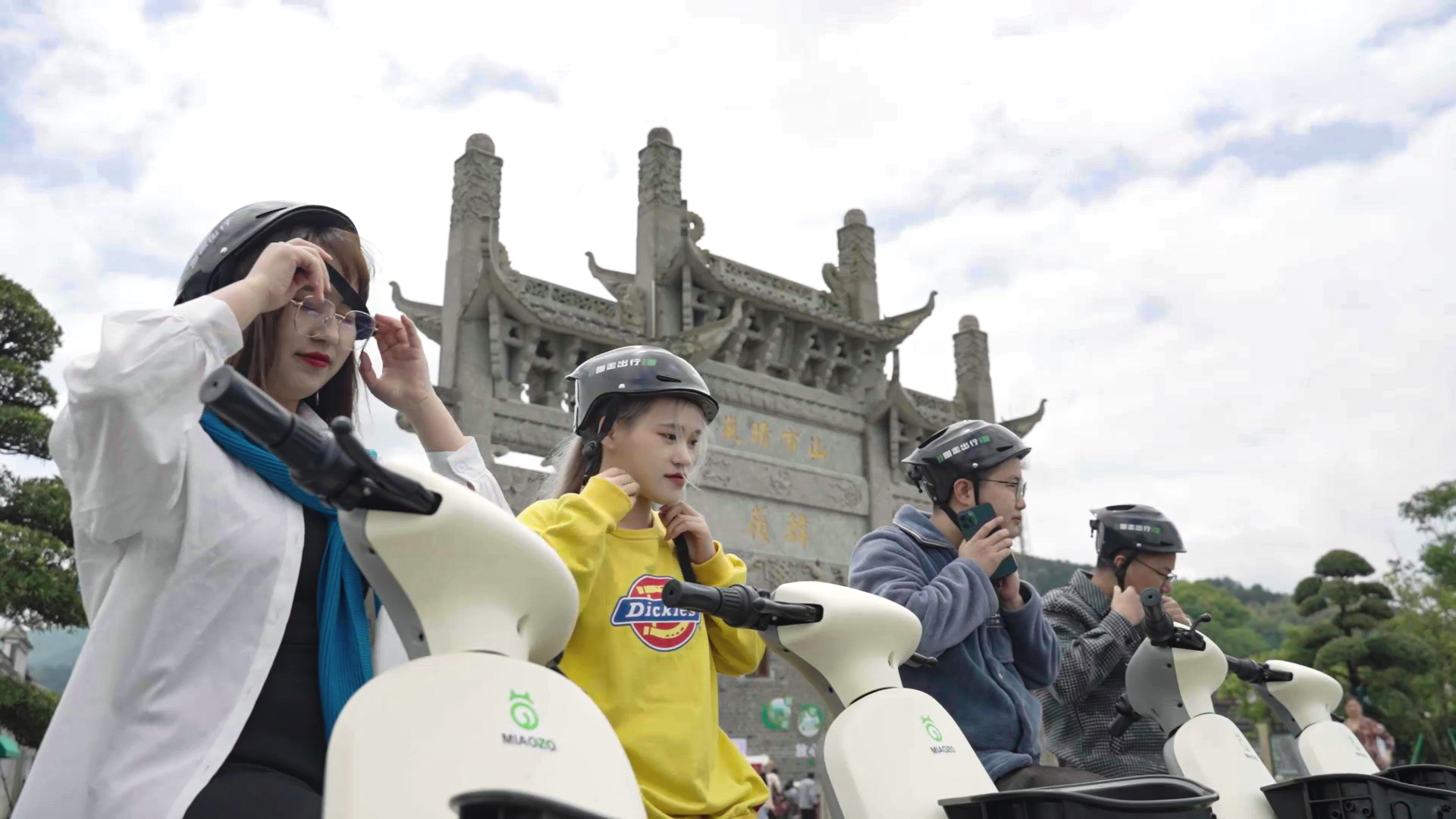 騎行共享電動車記得帶頭盔 騎行共享電動車記得帶頭盔